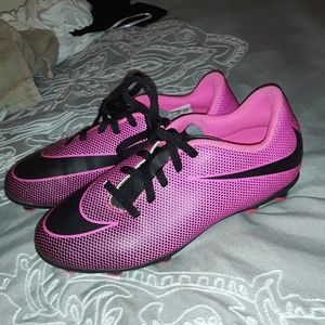 Soccer shoes